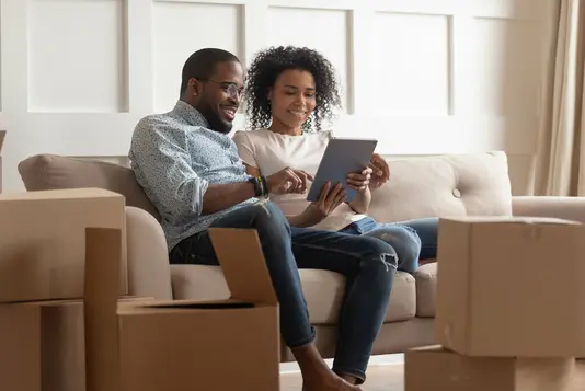 Haus-Familie-Wohnen-Umzug-mit-Kindern-Serie-33-16 Paar mit Tablet